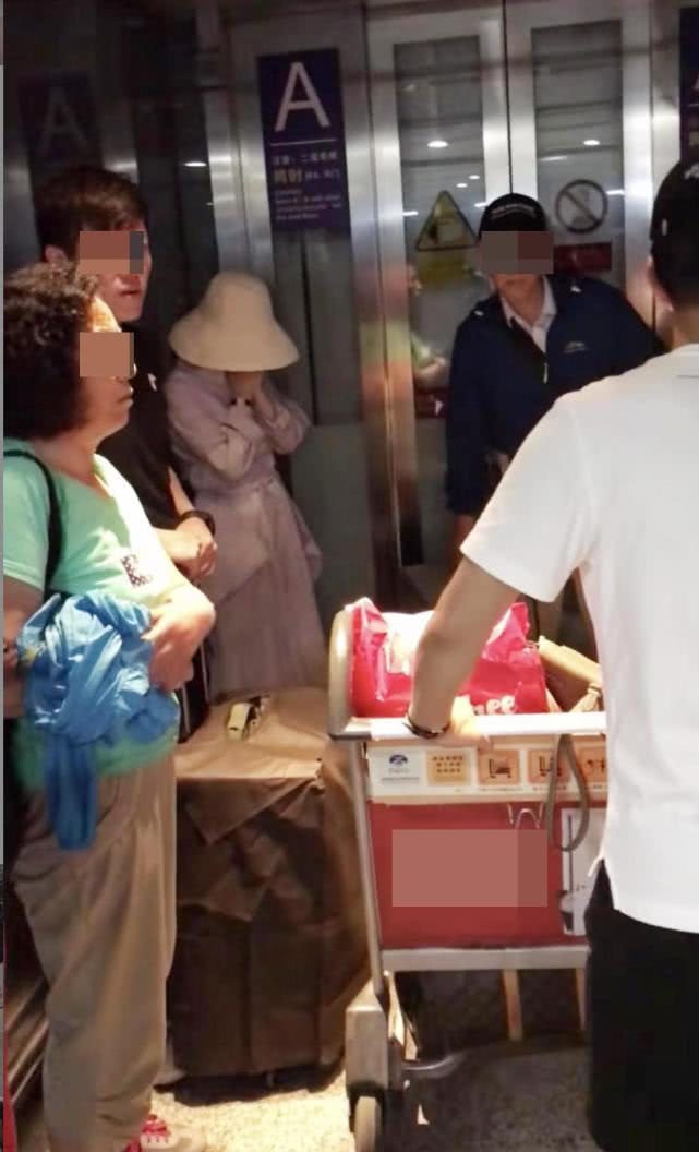 赵丽颖拒被拍捂脸躲进电梯,脚跟磨破出血都顾不上处理