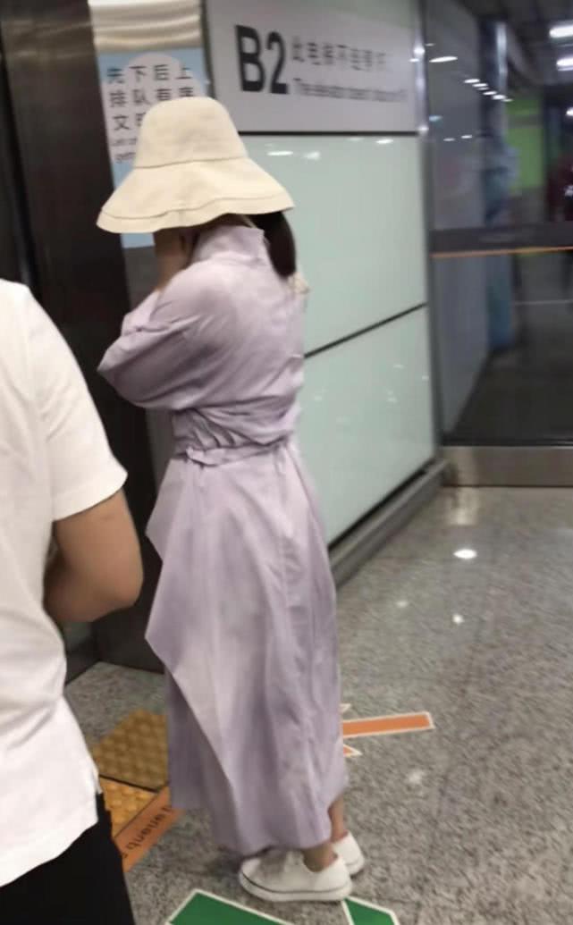 赵丽颖拒被拍捂脸躲进电梯,脚跟磨破出血都顾不上处理