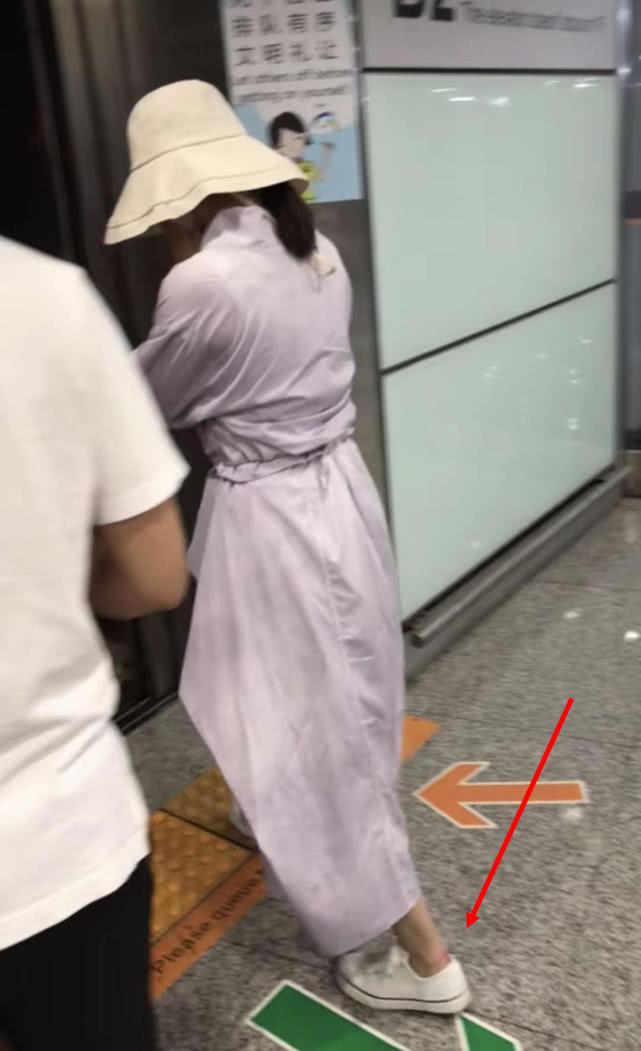 赵丽颖拒被拍捂脸躲进电梯,脚跟磨破出血都顾不上处理