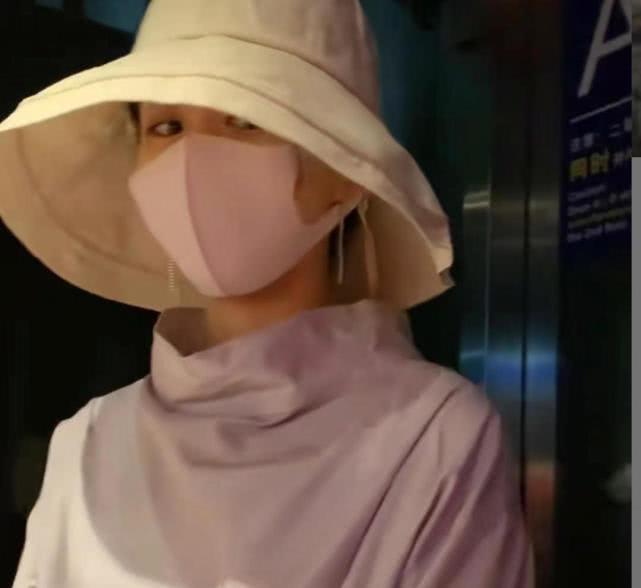 赵丽颖拒被拍捂脸躲进电梯,脚跟磨破出血都顾不上处理