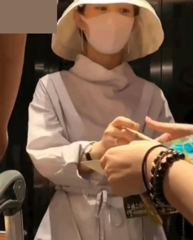 赵丽颖拒被拍捂脸躲进电梯,脚跟磨破出血都顾不上处理