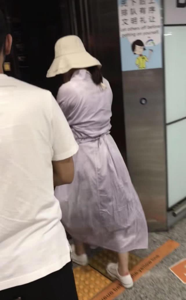 赵丽颖拒被拍捂脸躲进电梯,脚跟磨破出血都顾不上处理