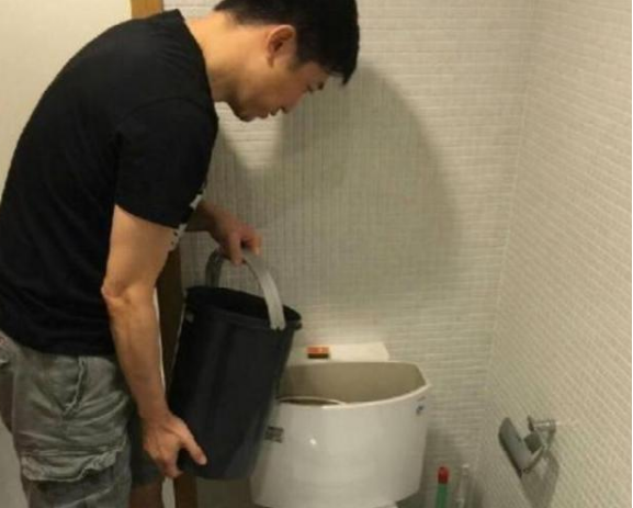 晒晒庾澄庆住的豪宅，真是居家好男人，平时还自己修理马桶