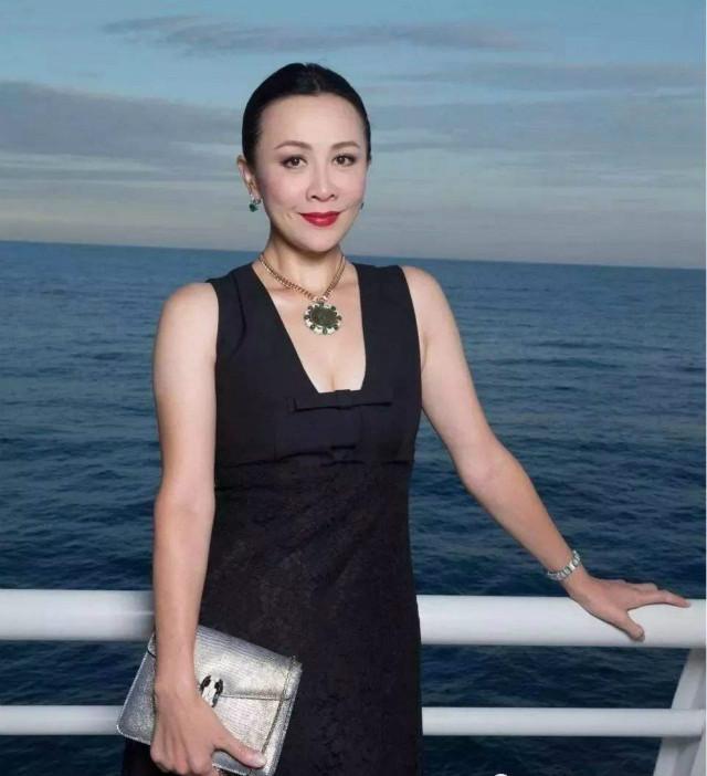 三四十岁的气质女人，上班首饰建议戴这3种，领导都要高看一眼
