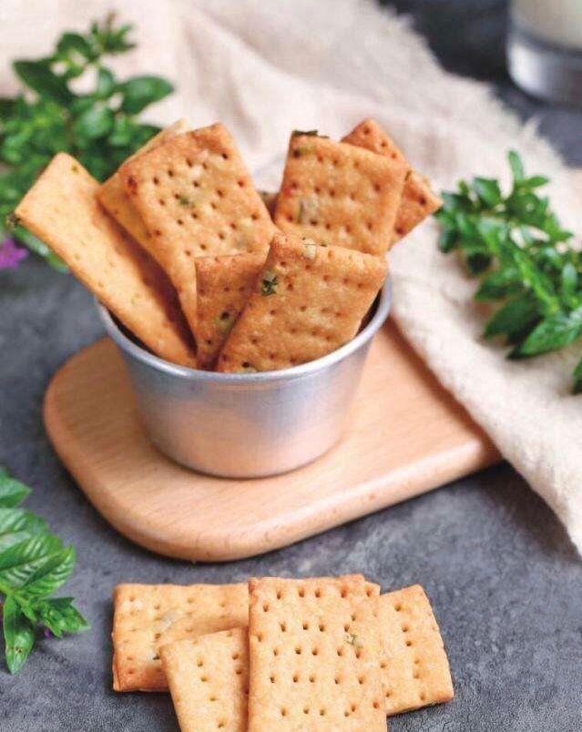 葱香酥油饼干,色泽金黄,葱香酥脆超好吃,保证让你爱不释口!