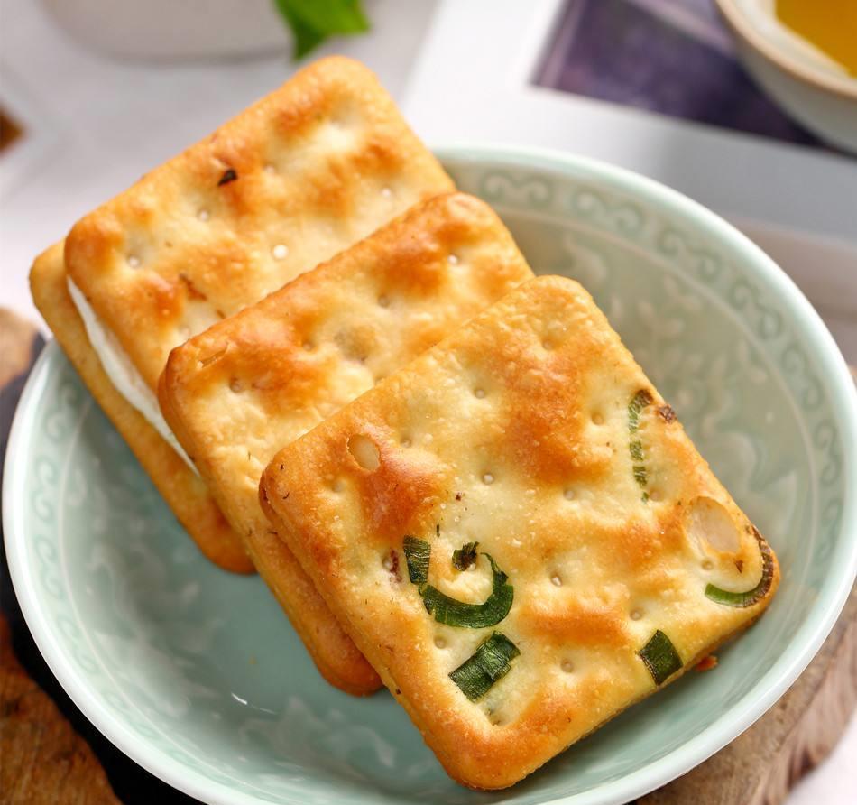 葱香酥油饼干,色泽金黄,葱香酥脆超好吃,保证让你爱不释口!