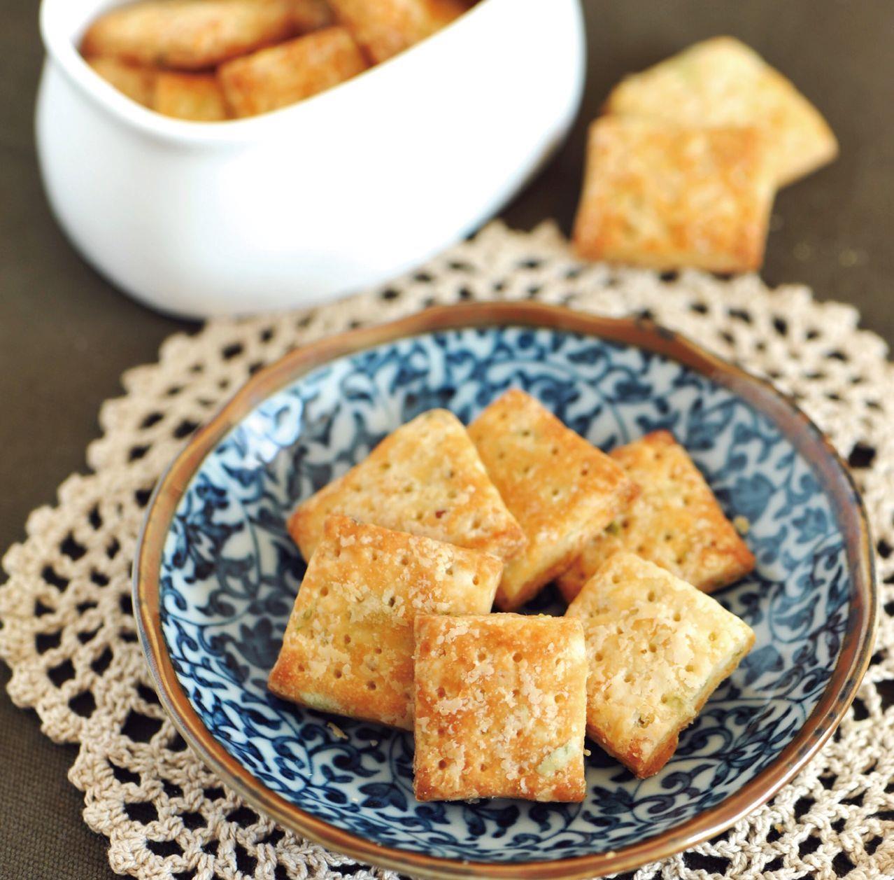 葱香酥油饼干,色泽金黄,葱香酥脆超好吃,保证让你爱不释口!