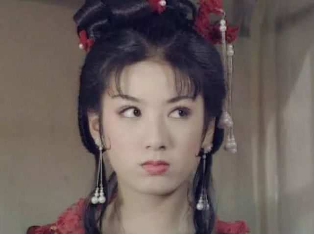 黄奕女儿参加钢琴比赛，6岁颜值有所变化，终于像妈妈了