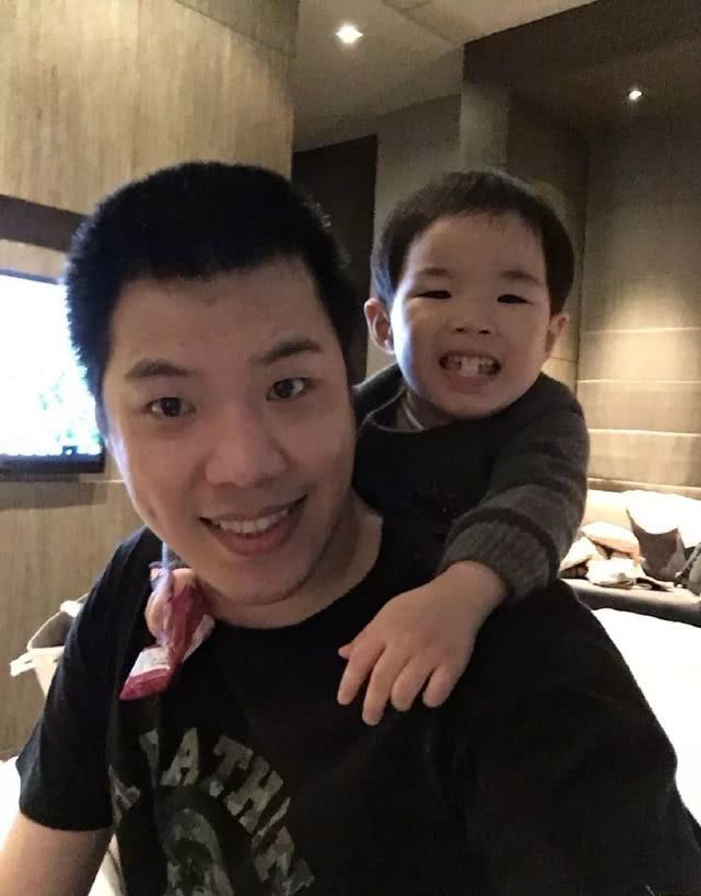黄奕女儿参加钢琴比赛，6岁颜值有所变化，终于像妈妈了