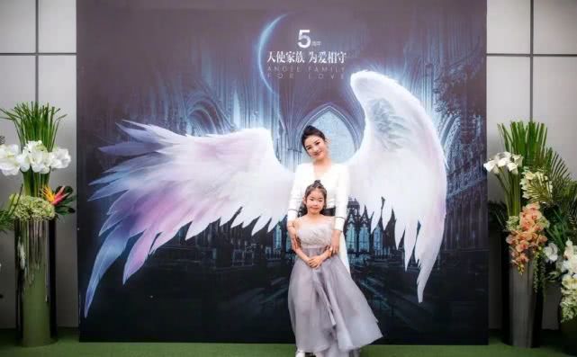黄奕女儿参加钢琴比赛，6岁颜值有所变化，终于像妈妈了