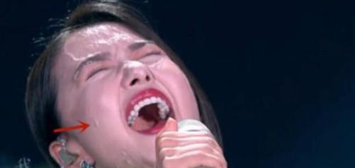 明星的脸上也缺水卡粉!谭维维自拍用美颜都挡不住脸上干燥卡粉!