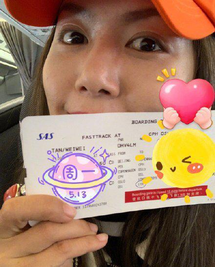 明星的脸上也缺水卡粉!谭维维自拍用美颜都挡不住脸上干燥卡粉!