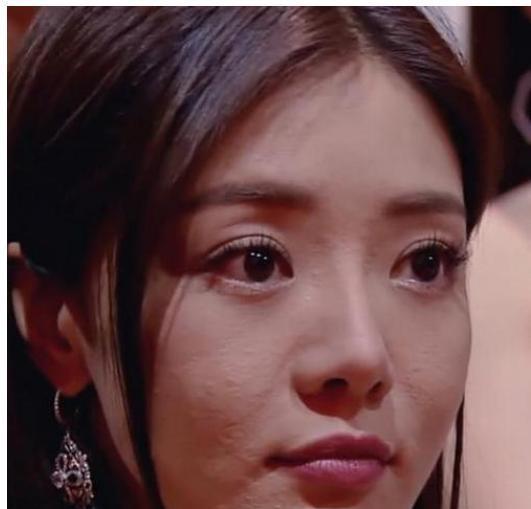 明星的脸上也缺水卡粉!谭维维自拍用美颜都挡不住脸上干燥卡粉!