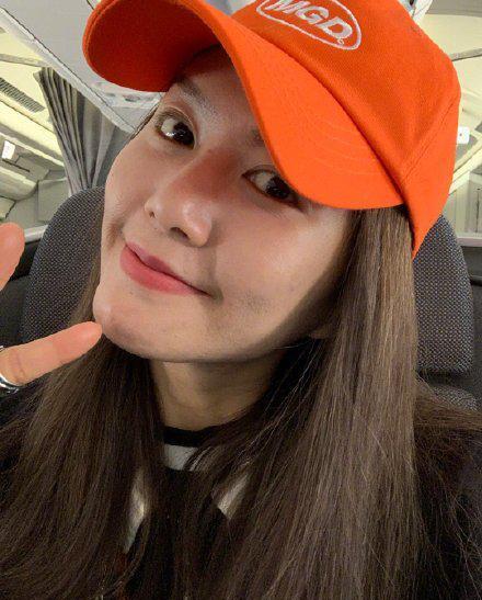 明星的脸上也缺水卡粉!谭维维自拍用美颜都挡不住脸上干燥卡粉!