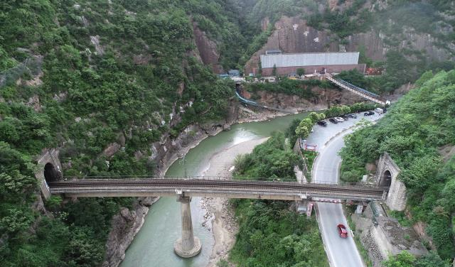 探访中国第一条电气化铁路：已过耳顺之年 依旧老骥伏枥