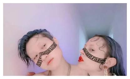 小龙女吴卓林晒妻子的合照, 只穿内衣出镜, 毫不避讳!