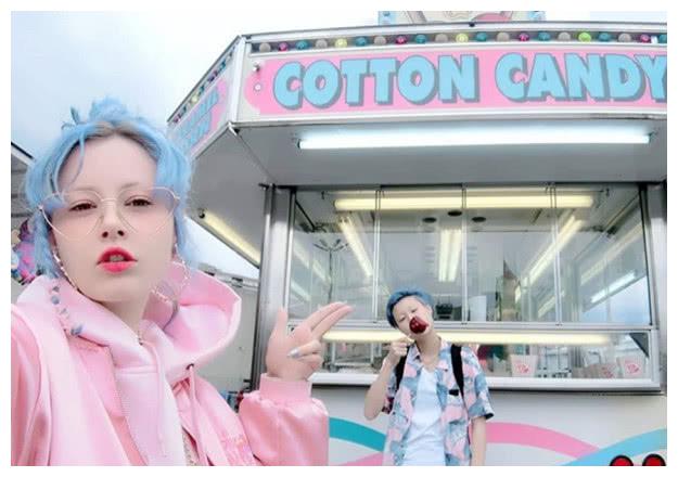 小龙女吴卓林晒妻子的合照, 只穿内衣出镜, 毫不避讳!