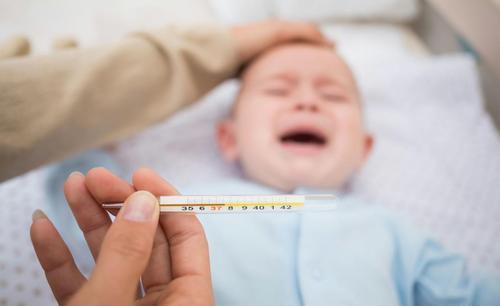 孩子半夜发烧，用热毛巾敷还是冷毛巾呢？很多宝妈都弄错了