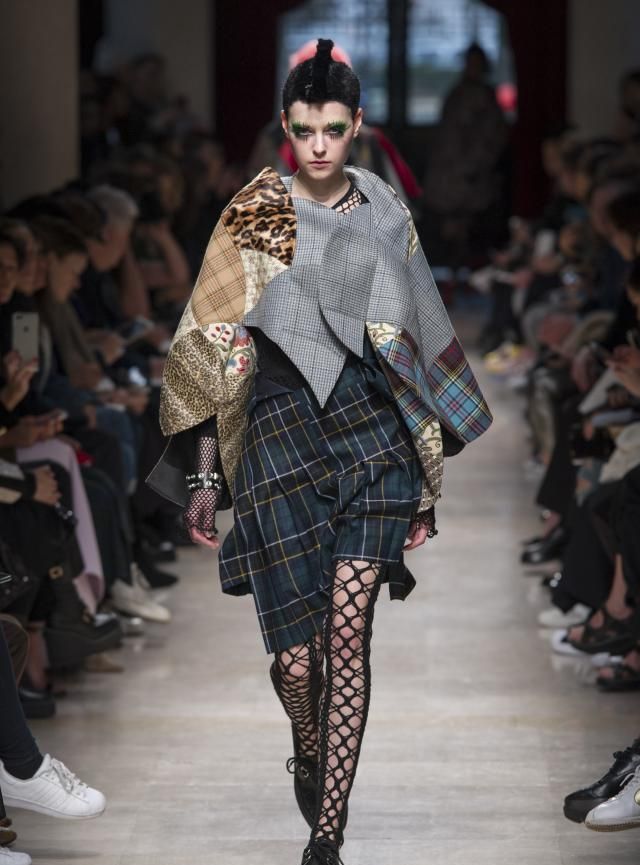 这种感觉岂不美哉,独特的面料质感,可谓是显瘦的利器