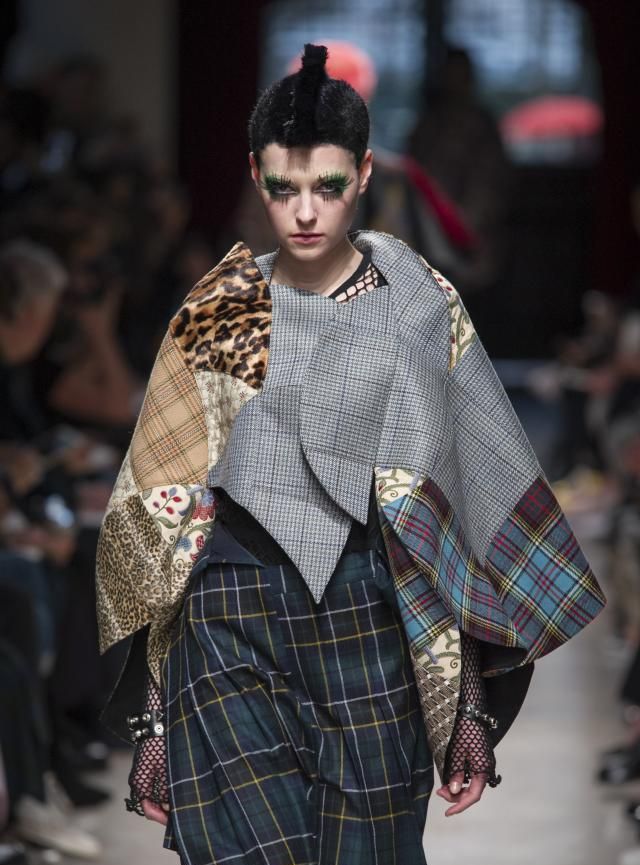 这种感觉岂不美哉,独特的面料质感,可谓是显瘦的利器