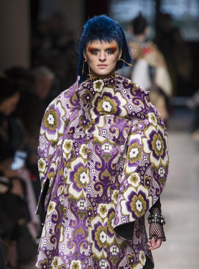 这种感觉岂不美哉,独特的面料质感,可谓是显瘦的利器