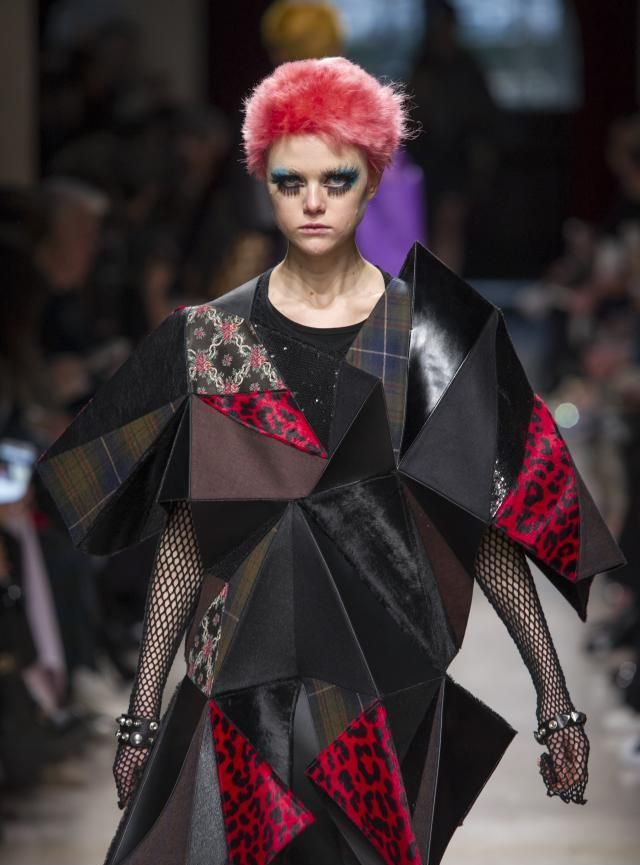 这种感觉岂不美哉,独特的面料质感,可谓是显瘦的利器