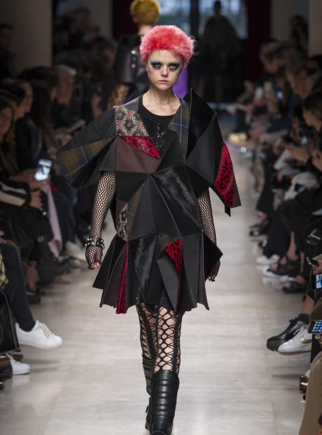 这种感觉岂不美哉,独特的面料质感,可谓是显瘦的利器