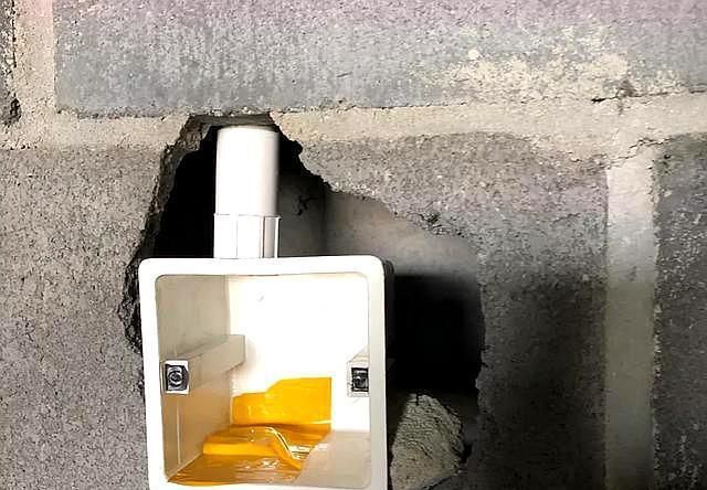 如何在抹灰墙面上查找被盖住的插座开关底盒？三种方法快速找到