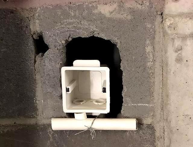 如何在抹灰墙面上查找被盖住的插座开关底盒？三种方法快速找到