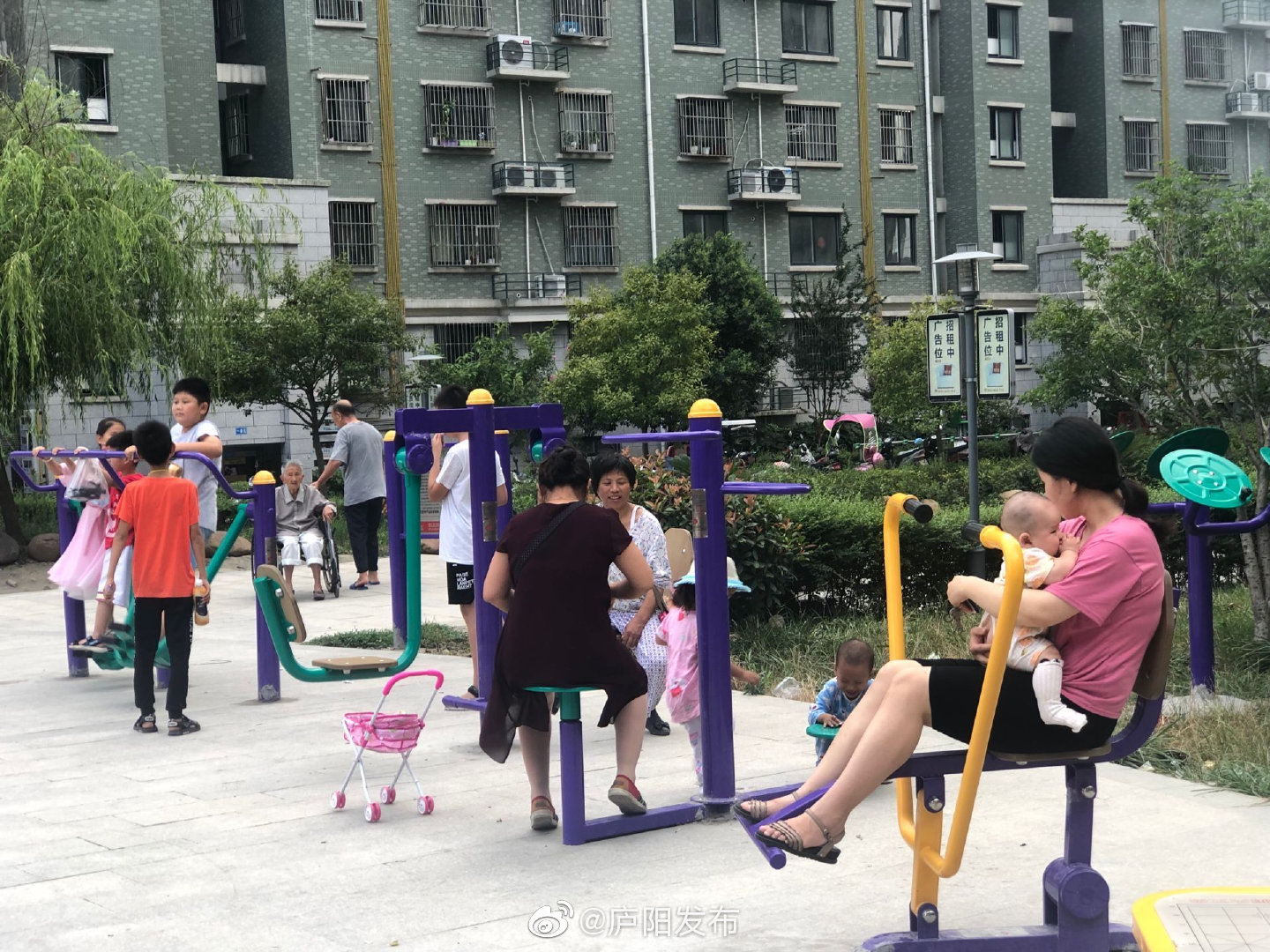 为民办实事 健身器材“落新家”