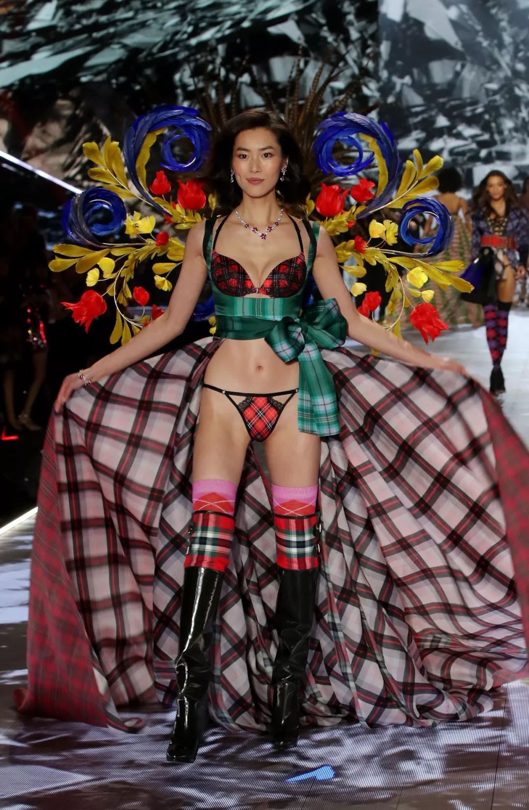 中国超模刘雯在今年的维密秀上 图片来自网络