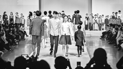昨天,在2018年北京市中小学校服研发成果展示活动上,礼服、制服、常服和功能性运动服等80余套中小学新款校服逐一亮相。 本报记者 邓伟摄