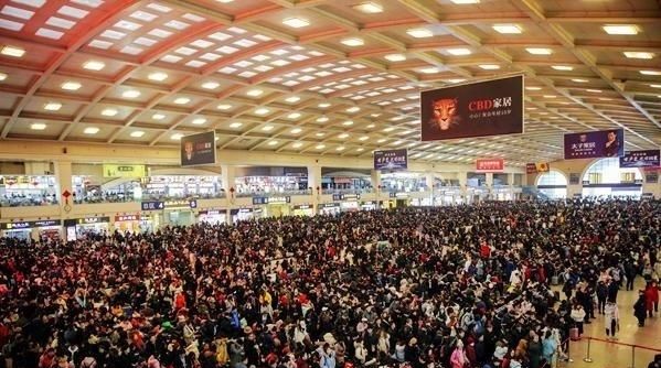 湖北省资讯｜湖北宜昌：怪石如雕塑在森林排一路，有点吓人