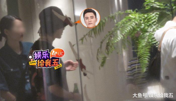 井柏然与倪妮分手再陷性向疑云竟与这位娱乐圈大哥亲密去逛家居店