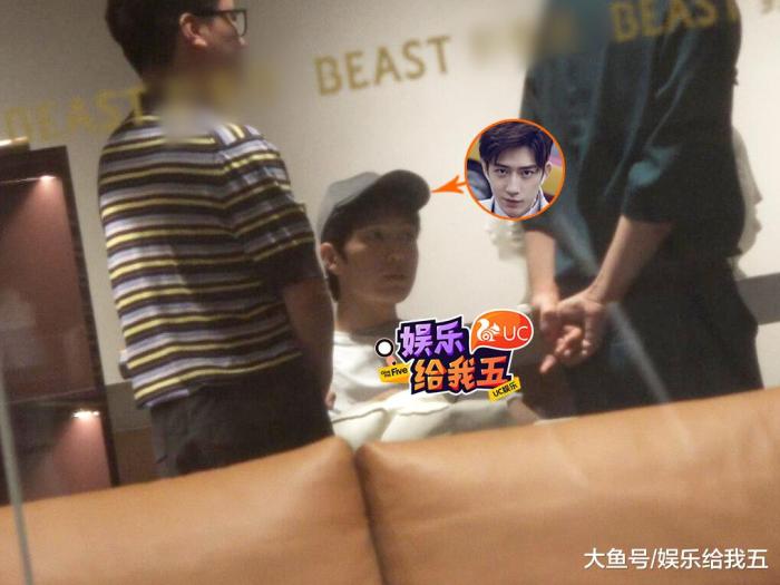 井柏然与倪妮分手再陷性向疑云竟与这位娱乐圈大哥亲密去逛家居店