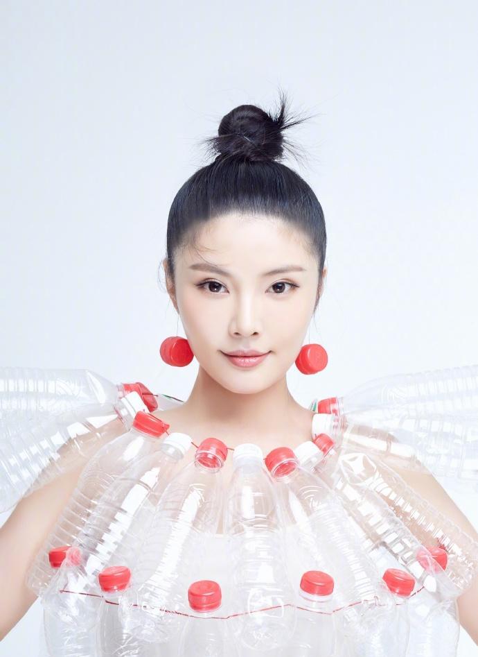 大嫂徐冬冬身披性感“矿泉水瓶”透视装，把环保和时尚融为一体