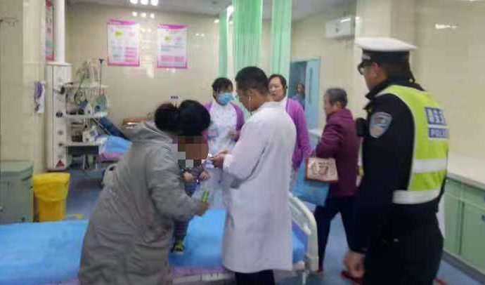 孩子误食干燥剂后，父母急忙这么做，让医生夸赞太明智了