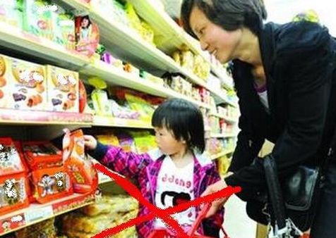 孩子误食干燥剂后，父母急忙这么做，让医生夸赞太明智了