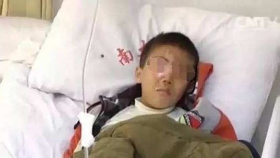 孩子误食干燥剂后，父母急忙这么做，让医生夸赞太明智了