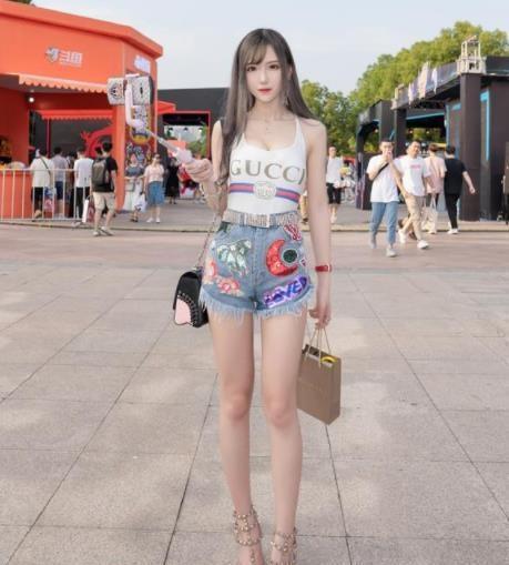 斗鱼腐团儿羽绒服撞衫PDD，价格曝光后，网友：顶我一年饭钱?
