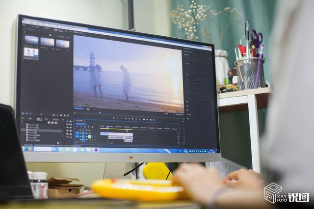 百万粉丝网红住合租房：寒冬穿短裙跳舞，烈日背器材拍视频