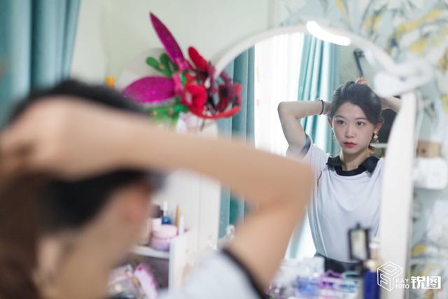 百万粉丝网红住合租房：寒冬穿短裙跳舞，烈日背器材拍视频