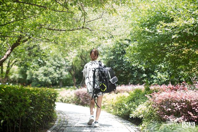 百万粉丝网红住合租房：寒冬穿短裙跳舞，烈日背器材拍视频