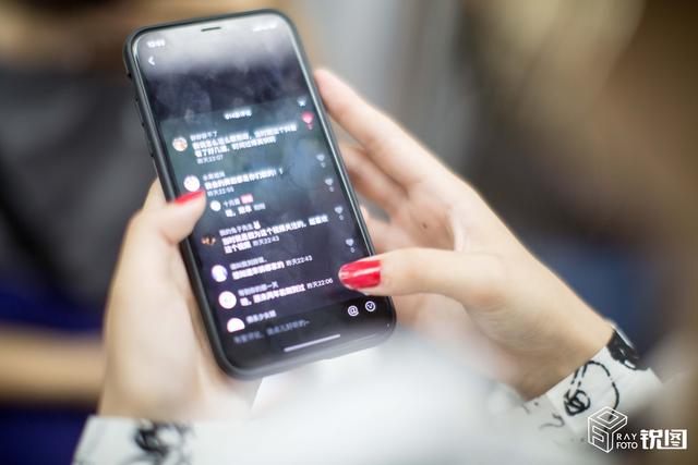 百万粉丝网红住合租房：寒冬穿短裙跳舞，烈日背器材拍视频