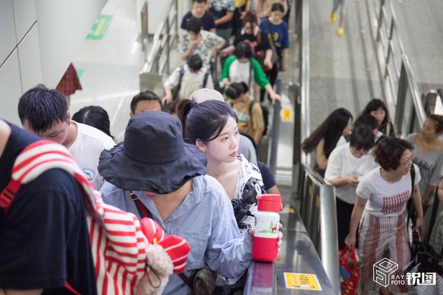 百万粉丝网红住合租房：寒冬穿短裙跳舞，烈日背器材拍视频