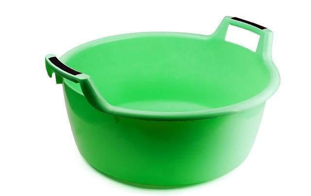 吹空调太干燥，屋里放盆水管用吗？到底加湿器好还是放盆水好？