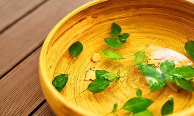 吹空调太干燥，屋里放盆水管用吗？到底加湿器好还是放盆水好？