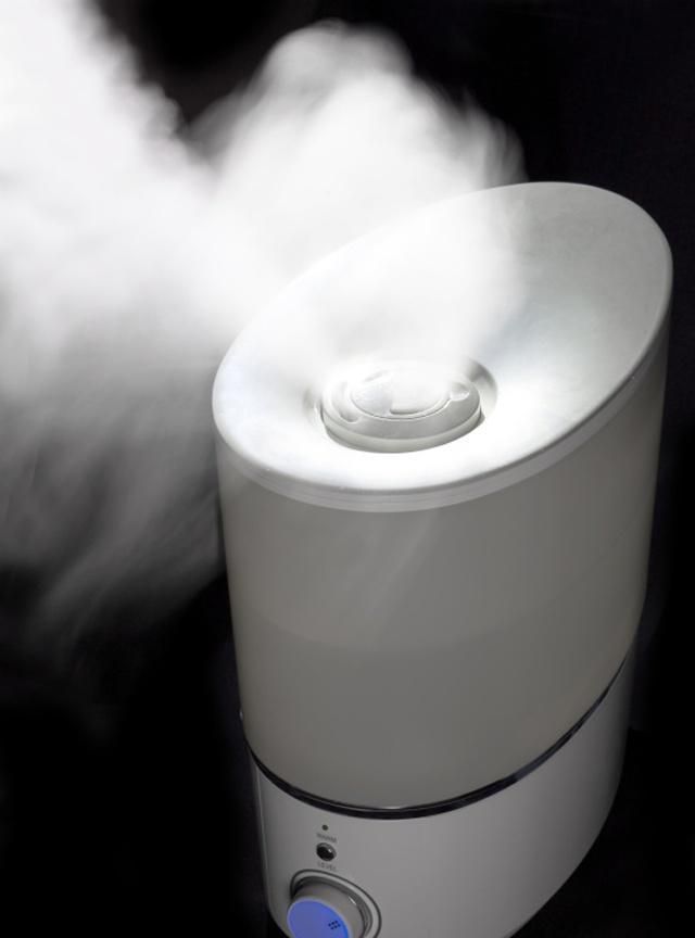 吹空调太干燥，屋里放盆水管用吗？到底加湿器好还是放盆水好？