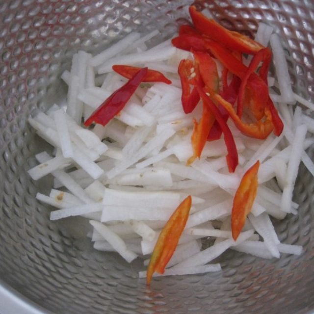 双椒炒萝卜丝,白萝卜有滋阴润肺的功效,很适合干燥的秋季来食用