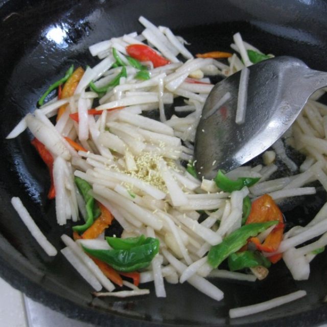 双椒炒萝卜丝,白萝卜有滋阴润肺的功效,很适合干燥的秋季来食用